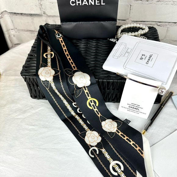 CHANEL beauty line gift set with #5 wristlet keychain and samples - Picture 8 of 9